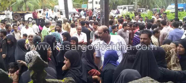 കുഡ്ലു ബാങ്ക് കവര്ച്ച: ഇടപാടുകാരും നാട്ടുകാരും ദേശീയപാത ഉപരോധിച്ചു