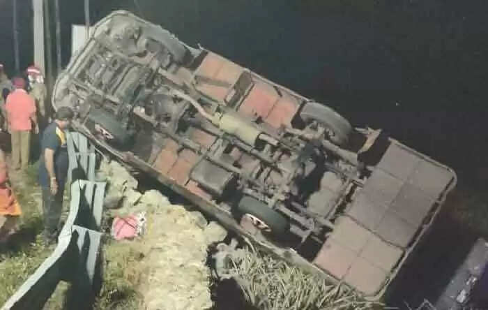 അയ്യപ്പ ഭക്തര് സഞ്ചരിച്ച മിനി ബസ് മറിഞ്ഞ് അപകടം; 10 പേര്ക്ക് പരിക്ക്