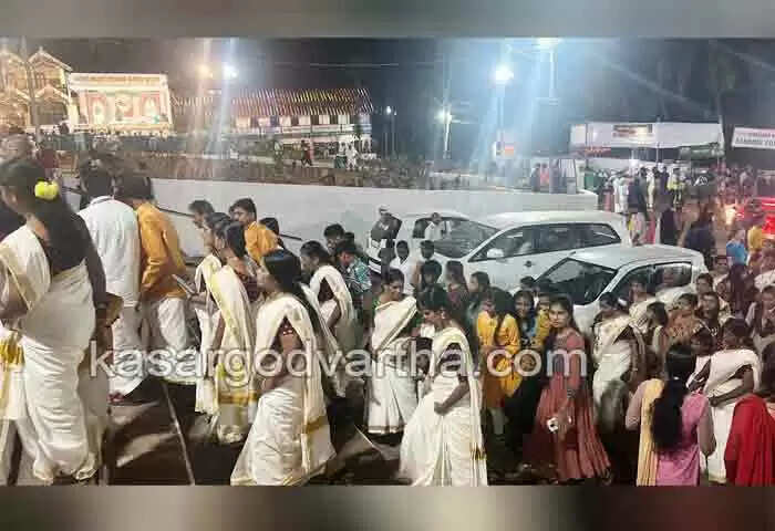 Uroos | തങ്ങള് ഉപ്പാപ്പ ഉറൂസിന് വിശ്വാസികളുടെ ഒഴുക്ക്; ആത്മീയ ധന്യതയില് നെല്ലിക്കുന്ന്