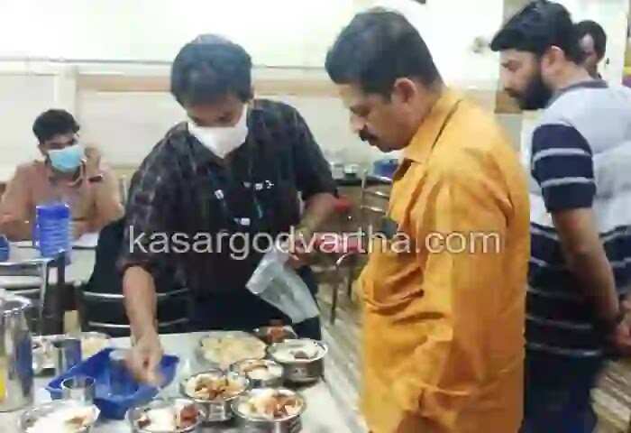 Food Inspection | കാസര്കോട്ടെ ഹോടെലില് കയറിയ 2 യുവതികള് 10 ബിരിയാണിക്ക് ഓര്ഡര് നല്കി; 2 എണ്ണം കഴിക്കാനും 8 എണ്ണം പാര്സലും; കഴിച്ച ബിരിയാണിക്ക് നിലവാരമില്ലെന്ന് കാട്ടി പൊതിയാന് പറഞ്ഞവ വേണ്ടെന്ന് അറിയിച്ചു; '10ന്റെയും പണം വെക്കണമെന്ന് ഉടമ'; പിന്നാലെ പൊലീസും ഫുഡ് സേഫ്റ്റി ഉദ്യോഗസ്ഥരും നഗരസഭ ആരോഗ്യ വിഭാഗവും സാംപിള് ശേഖരിച്ചു