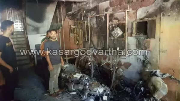 8 നില കെട്ടിടത്തില് വന് തീപിടുത്തം; ആളപായമില്ല, ഫ്ളാറ്റിലെ സാധനസാമഗ്രികള് കത്തിനശിച്ചു, 2 കാറുകളും എട്ട് ഇരുചക്ര വാഹനങ്ങളും അഗ്നിക്കിരയായി