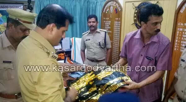 ആദൂരില് വന് സ്വര്ണവേട്ട: ബസില് കടത്തുകയായിരുന്ന 1.290 കിലോ സ്വര്ണവുമായി 2 പേര് അറസ്റ്റില്