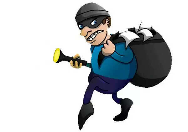 ഓടിളക്കി അകത്തു കടന്ന മോഷ്ടാവിന്റെ ശബ്ദം കേട്ട് വീട്ടുകാര് ഉണര്ന്നു; ഓടിരക്ഷപ്പെട്ട പ്രതിയെ പോലീസ് മണിക്കൂറുകള്ക്കുള്ളില് പൊക്കി, തുമ്പായത് മൊബൈല് ഫോണ്