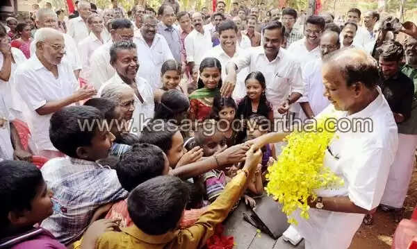 കാഞ്ഞങ്ങാട്ട് എല്ഡിഎഫ് സ്ഥാനാര്ത്ഥി പി കരുണാകരനെ സ്വീകരിക്കാന് വന് ജനസഞ്ചയം