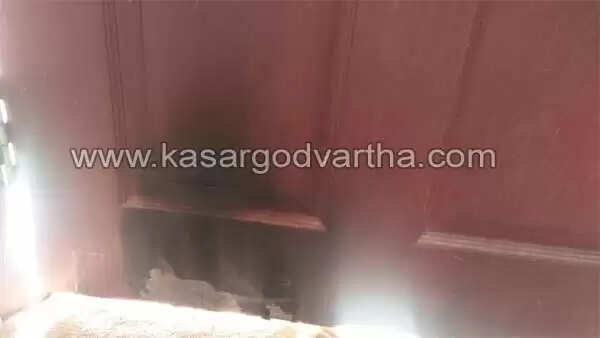 പ്രിയദര്ശിനി മന്ദിരത്തിനു നേരെ തീവെപ്പിനു ശ്രമം; ഓഫീസ് കല്ലെറിഞ്ഞു തകര്ത്തു