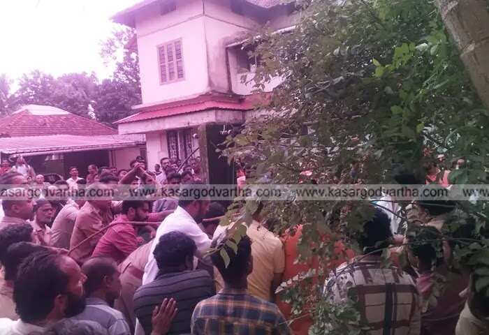 Rescued | 'ബദിയഡുക്കയില് ഡോക്ടര് കിണറ്റില് ചാടി'; ക്ലിനിക് ജീവനക്കാരും പ്രദേശവാസികളും ചേര്ന്ന് രക്ഷപ്പെടുത്തി; 'സംഭവം ചികിത്സയ്ക്കെത്തിയ രോഗിയെ ബെഡില് കിടത്തിയ ശേഷം'