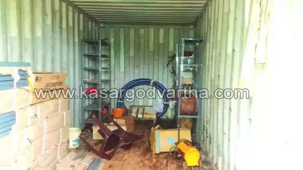 സെക്യൂരിറ്റി ജീവനക്കാരനെ കെട്ടിയിട്ട് വായില് തുണിതിരുകി ഉപേക്ഷിച്ച ശേഷം ഗെയില് പൈപ്പ് ലൈന് നിര്മാണത്തിനു കൊണ്ടുവന്ന സാമഗ്രികള് കൊള്ളയടിച്ചു