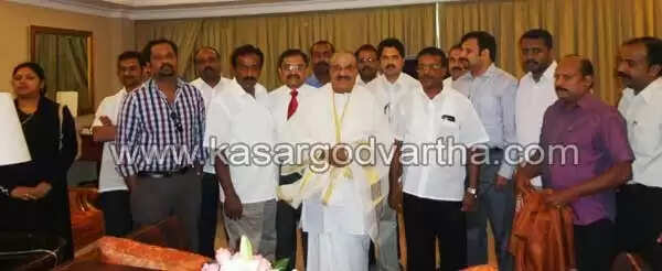 ധനകാര്യമന്ത്രി കെ.എം മാണിക്ക് ഒ.ഐ.സി.സി ദമ്മാം സോണ് കമ്മിറ്റി നിവേദനം നല്കി