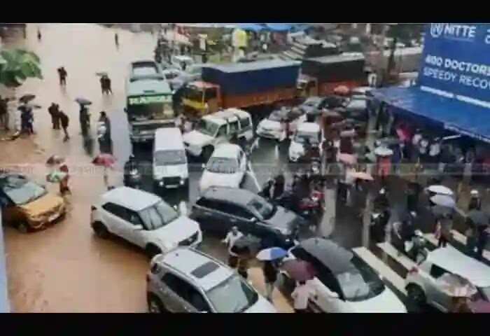 Pumpwell | ശക്തമായ മഴയിൽ മംഗ്ളുറു പമ്പ് വെൽ വെള്ളത്തിൽ മുങ്ങി; 4 ദിശകളിലേക്കുള്ള ഗതാഗതം തടസപ്പെട്ടു; ആംബുലൻസുകളും കുടുങ്ങി