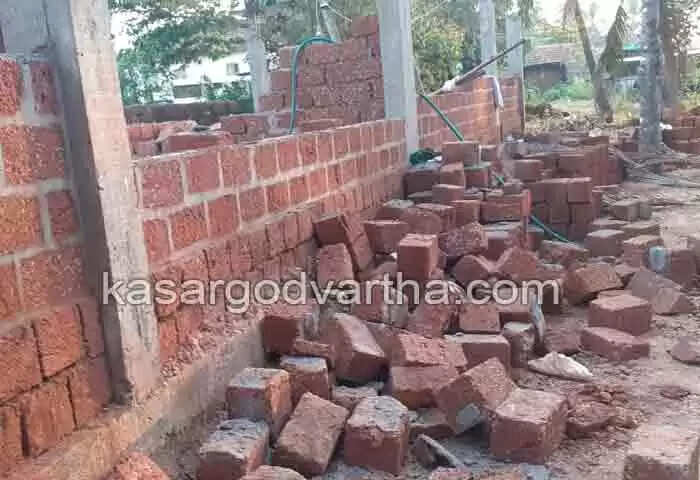 Attack | സാന്ത്വന പ്രവര്ത്തനങ്ങള്ക്ക് തുക കണ്ടെത്താനായി നിര്മിക്കുന്ന ക്വാര്ടേഴ്സിന് നേരെ അക്രമം; കല്ലുകളടക്കം പിഴുതെറിഞ്ഞു; പൊലീസ് അന്വേഷണം തുടങ്ങി