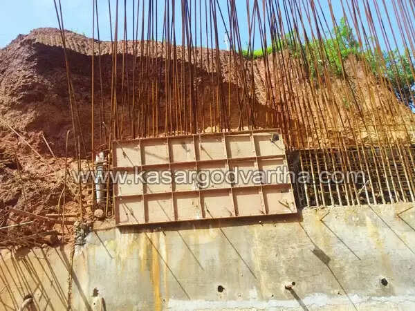 ദുരിത പര്വ്വം താണ്ടി ചന്ദ്രഗിരി യാത്ര; കരാര് ഏറ്റെടുത്തവര്ക്ക് കുലുക്കമില്ല, ഒപ്പം അധികൃതര്ക്കും