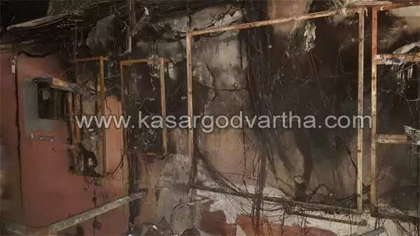 8 നില കെട്ടിടത്തില് വന് തീപിടുത്തം; ആളപായമില്ല, ഫ്ളാറ്റിലെ സാധനസാമഗ്രികള് കത്തിനശിച്ചു, 2 കാറുകളും എട്ട് ഇരുചക്ര വാഹനങ്ങളും അഗ്നിക്കിരയായി