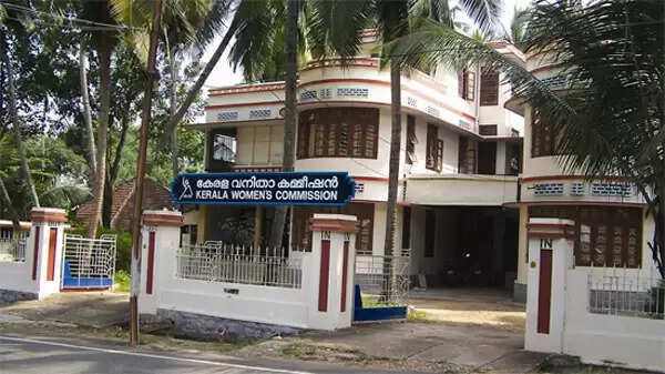 ആകാശത്തുവെച്ചും അതിക്രമം; പൈലറ്റ് കമാന്ഡര്ക്കെതിരെ പരാതിയുമായി വിമാനജീവനക്കാരി വനിതാ കമ്മീഷന് അദാലത്തില്