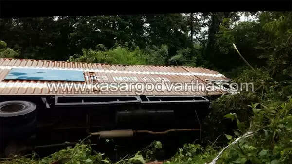 മീന് ലോറിയും കണ്ടെയ്നര് ലോറിയും കൂട്ടിയിടിച്ച് ഡ്രൈവര് മരിച്ചു; 3 പേര്ക്ക് പരിക്ക്, ഒരാളുടെ നില ഗുരുതരം