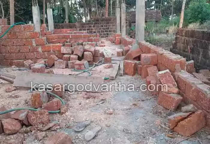 Attack | സാന്ത്വന പ്രവര്ത്തനങ്ങള്ക്ക് തുക കണ്ടെത്താനായി നിര്മിക്കുന്ന ക്വാര്ടേഴ്സിന് നേരെ അക്രമം; കല്ലുകളടക്കം പിഴുതെറിഞ്ഞു; പൊലീസ് അന്വേഷണം തുടങ്ങി