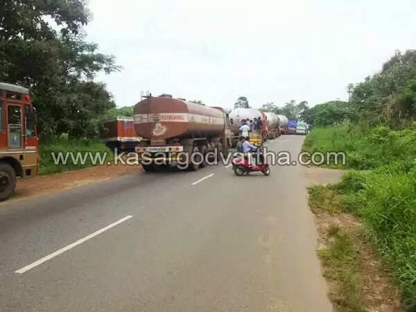 കുമ്പളയിലെ സി.പി.എം പ്രവര്ത്തകന്റെ കൊല: ഹര്ത്താല് പൂര്ണം, വിവിധ സ്ഥലങ്ങളില് പ്രകടനങ്ങള്