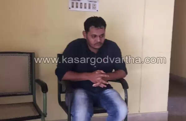 കാസര്കോട്ട് വന് കുഴല്പണ- സ്വര്ണവേട്ട; 1.20 കോടി രൂപയുമായി സ്വര്ണം വാങ്ങാന് വരികയായിരുന്ന യുവാവ് കാറുമായി പിടിയില്, ചോദ്യം ചെയ്തതിനു പിന്നാലെ തളങ്കരയിലെ വീട്ടില് കസ്റ്റംസ് റെയ്ഡ്, ഒന്നരക്കിലോ സ്വര്ണം കണ്ടെടുത്തു, ഗൃഹനാഥന് കസ്റ്റഡിയില്