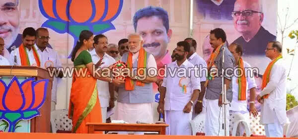 കൊടുങ്കാറ്റായി മോഡി; ആവേശത്തേരിലേറി അണികള്