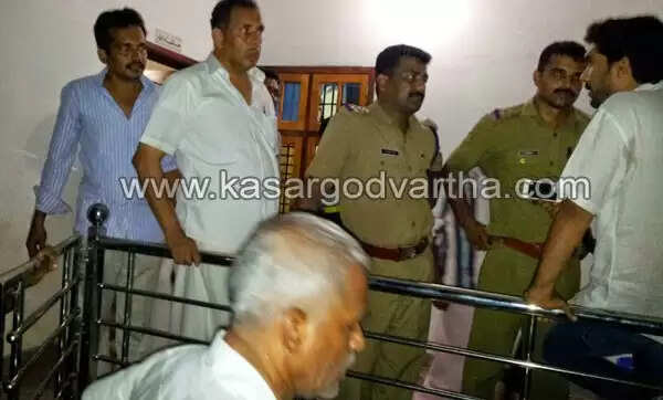 ചളിയങ്കോട്ടും മേല്പറമ്പിലും അക്രമികളുടെ വിളയാട്ടം: വിദ്യാര്ത്ഥിക്ക് ഗുരുതരം, വീടുകളും കാറുകളും തകര്ത്തു