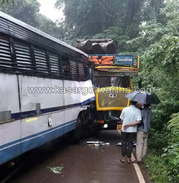 ബദിയടുക്ക പഞ്ചിക്കലില് കെ എസ് ആര് ടി സി ബസും ലോറിയും കൂട്ടിയിടിച്ച് നിരവധിപേര്ക്ക് പരിക്ക്; 2 പേരുടെ നില ഗുരുതരം