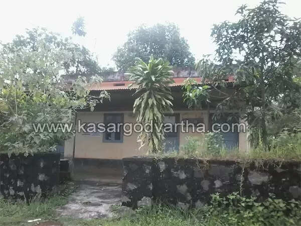 കുരുന്നുകളുടെ ജീവന് ഭീഷണിയായി ഇഴജന്തുക്കള്; കുടുംബക്ഷേമകേന്ദ്രം കാടുമൂടുന്നു