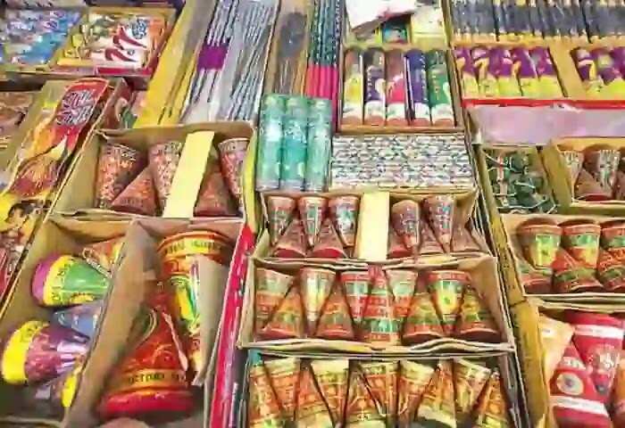 Crackers seized | വിഷുവിന് ശിവകാശിയിൽ നിന്ന് ഓൺലൈനിൽ ഓർഡർ ചെയ്തെത്തുന്ന പടക്കങ്ങൾ കൂട്ടത്തോടെ പിടികൂടി പൊലീസ്; അടച്ച പണം തിരികെ കിട്ടുമോയെന്ന കാര്യത്തിൽ ആശങ്കയോടെ ആളുകൾ; ഹൈകോടതിയുടെ ഇടക്കാല വിധിയും എതിരായി