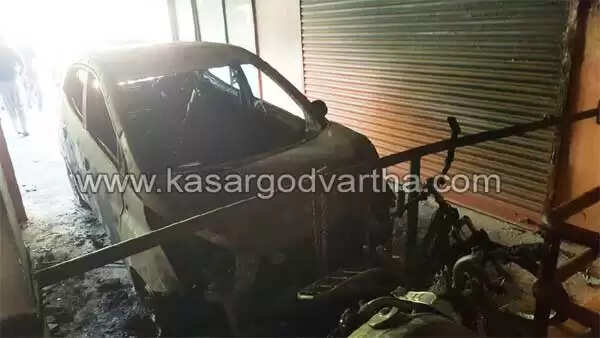 8 നില കെട്ടിടത്തില് വന് തീപിടുത്തം; ആളപായമില്ല, ഫ്ളാറ്റിലെ സാധനസാമഗ്രികള് കത്തിനശിച്ചു, 2 കാറുകളും എട്ട് ഇരുചക്ര വാഹനങ്ങളും അഗ്നിക്കിരയായി