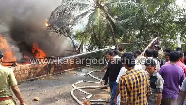 ചൂരിയില് ആക്രി ഗോഡൗണില് വന് തീപിടുത്തം; ലക്ഷങ്ങളുടെ നഷ്ടം