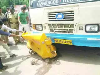 ബസില് നിന്ന് ഡ്രൈവര് തെറിച്ചു വീണു; കണ്ടക്ടര് ബസ് നിര്ത്തിയതിനാല് ദുരന്തം ഒഴിവായി