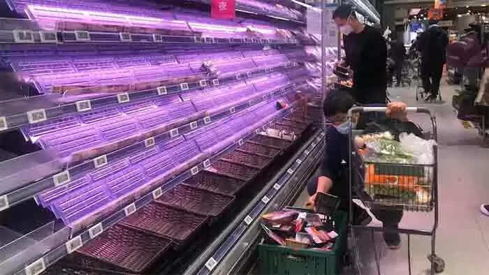 കോവിഡ് -19 പടരുന്നതിനിടെ നഗരം ഭക്ഷ്യക്ഷാമ ഭീഷണിയില്; ഭക്ഷണങ്ങള്ക്കായി ഷാങ്ഹായ് പ്രദേശവാസികള് ജനാലകളിലൂടെ നിലവിളിക്കുന്നു, പ്രതിഷേധ വീഡിയോ വൈറല്