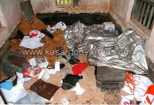 മുന് നഗരസഭാ ചെയര്മാന് എസ്.ജെ. പ്രസാദിന്റെ തുരുത്തിയിലെ വീട്ടില് കവര്ച്ച