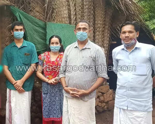 ചിത്രയുടെ കുടിലില് സ്മാര്ട് ഫോണിന്റെ റിംഗ്ടോണ്; പുത്തന് ഫോണ് കിട്ടിയത് കാസര്കോട് വാര്ത്തയില് റിപ്പോര്ട്ട് വന്ന് മണിക്കൂറുകള്ക്കകം