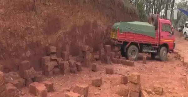 അനധികൃതമായി പ്രവര്ത്തിക്കുന്ന ചെങ്കല് ക്വാറിയില് നിന്നും രണ്ട് ടിപ്പര് ലോറികള് പിടികൂടി