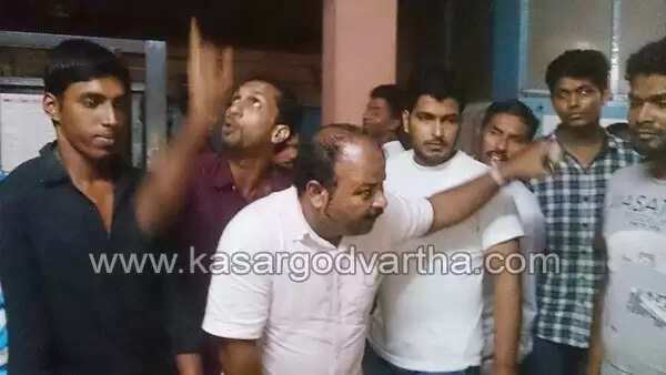 വൈദ്യുതി മുടക്കം പതിവായി, സഹികെട്ട നാട്ടുകാര് ഉപ്പളയില് വൈദ്യുതി ഓഫീസ് ഉപരോധിച്ചു