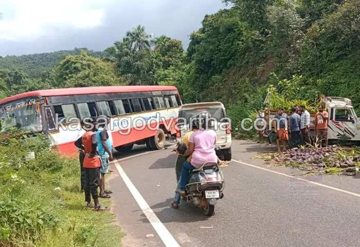 Accident | ചെർക്കള - അട്ക്ക സ്ഥല റൂടിൽ വീണ്ടും അപകടം; പികപ് വാനിൽ ബസിടിച്ച് ഒരാൾ മരിച്ചു