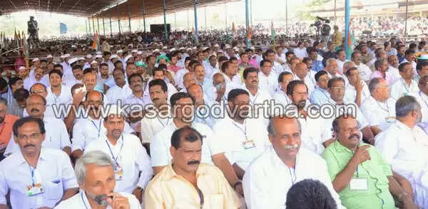 ആവേശ തിരയിളക്കി രാഹുല് പറന്നിറങ്ങി; കേരളത്തിലെ ജനങ്ങളുടെ രാഷ്ട്രീയ ബോധത്തിന് പ്രശംസ