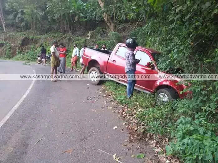 നിയന്ത്രണം വിട്ട കാര് മണ്തിട്ടയില് ഇടിച്ചു മറിഞ്ഞ് അഞ്ച് പേര്ക്ക് ഗുരുതരം