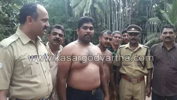 കൈവരിയില്ലാത്ത പാലത്തിലൂടെ പോവുകയായിരുന്ന സ്കൂട്ടര് പുഴയിലേക്ക് മറിഞ്ഞു; യാത്രക്കാരന് രക്ഷപ്പെട്ടത് തലനാരിഴയ്ക്ക്, അപകടം നടന്നത് രണ്ടു വര്ഷം മുമ്പ് എസ് ഐ ഒഴുക്കില്പെട്ട് മരിച്ച സ്ഥലത്ത്