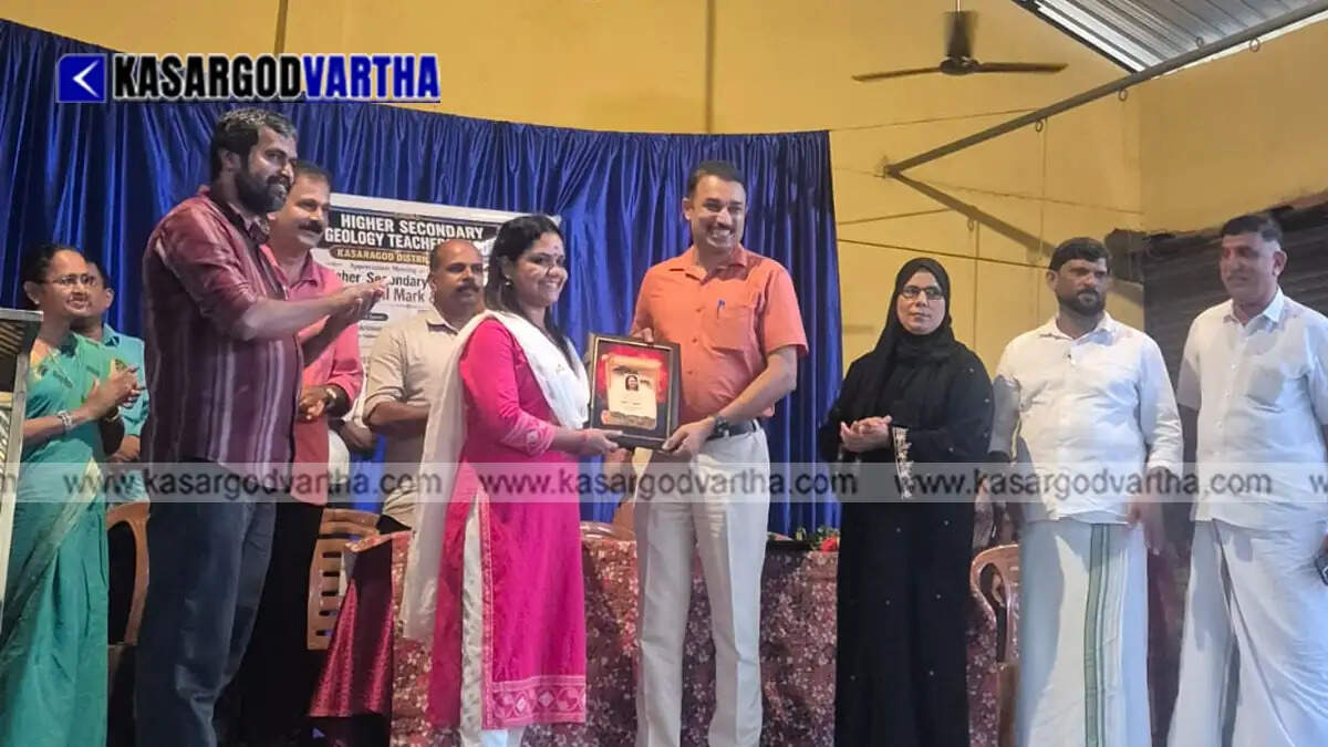 Image representing the felicitation of geology students