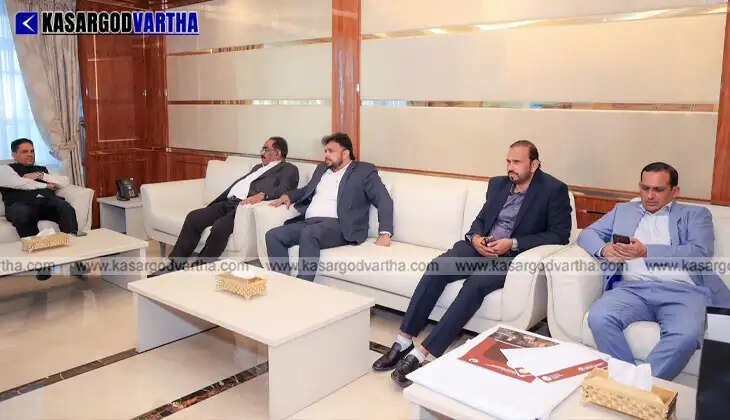 M.A. Yusuff Ali receiving a memento from Yahya Thalankara and other Dubai KMCC leaders.