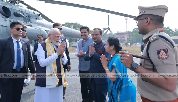 Prime Minister Narendra Modi waving to the crowd during the Udupi roadshow.