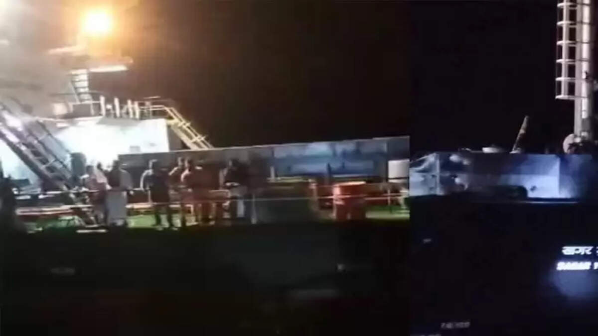 Ship collided with fishing boat at ponnani coast and 2 fishermen died,&nbsp;Ship, Collided, Fishing Boat, Ponnani Coast
