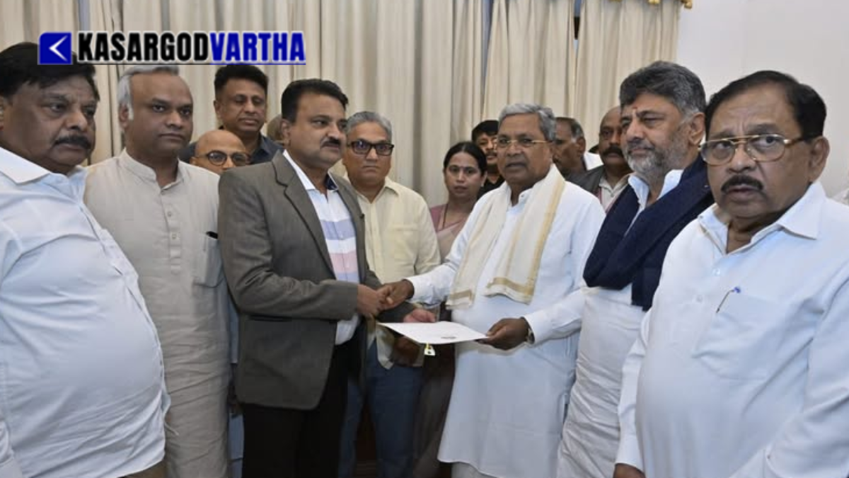Siddaramaiah addressing the media after his resignation.
