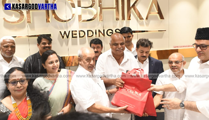 Munavvar Ali Shihab Thangal inaugurating Shobhika Weddings Mall in Kasargod.