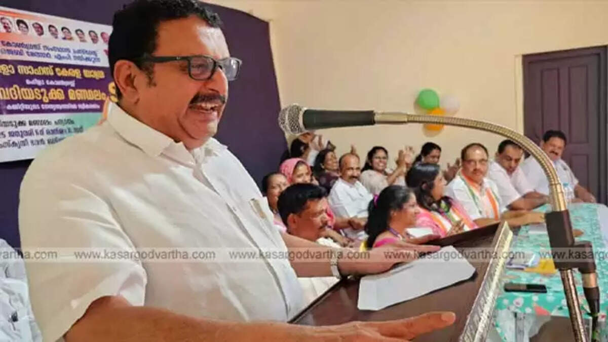  K. Muraleedharan inaugurating Mahila Congress Kerala Yatra reception at Badiadka.