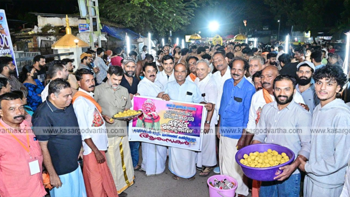 Muslim Jamaath Committee members shaking hands and exchanging sweets with Hindu Temple office bearers during a procession in Cooliyankal.