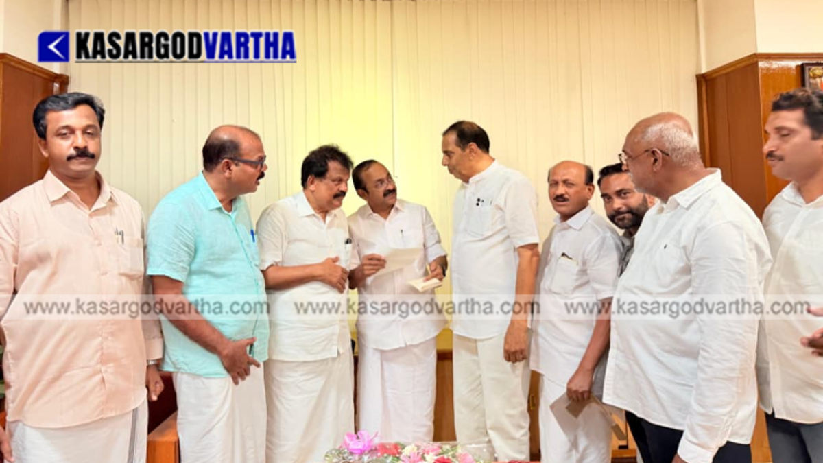 Chief Minister V D Satheesan and Minister P K Kunhalikutty receiving a memorandum from Kasaragod MLA Kallatra Mahin Haji and other leaders.