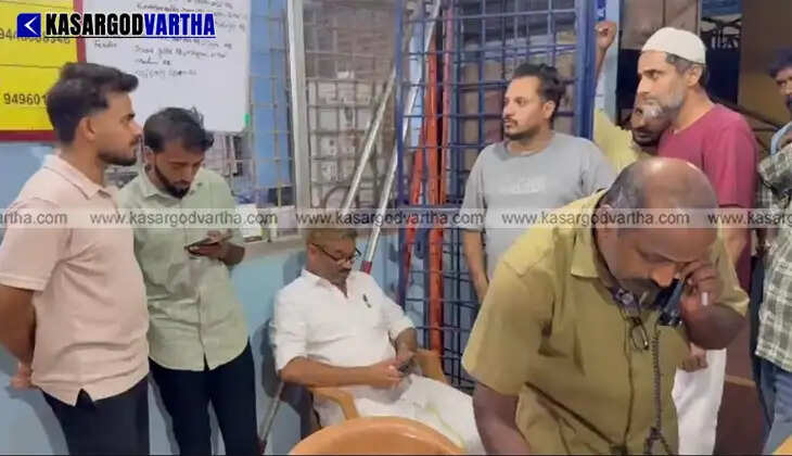 Protesters gathered at Kumbla KSEB office complaining about frequent power cuts