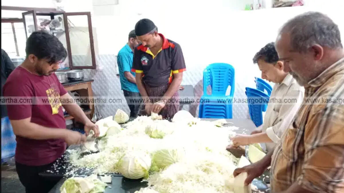 Samosa preparation in Kasaragod, Ramadan food sales