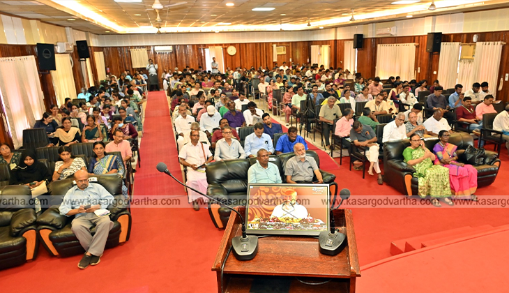  Farmers and officials at the PM Kisan Utsav celebration in Kasaragod.